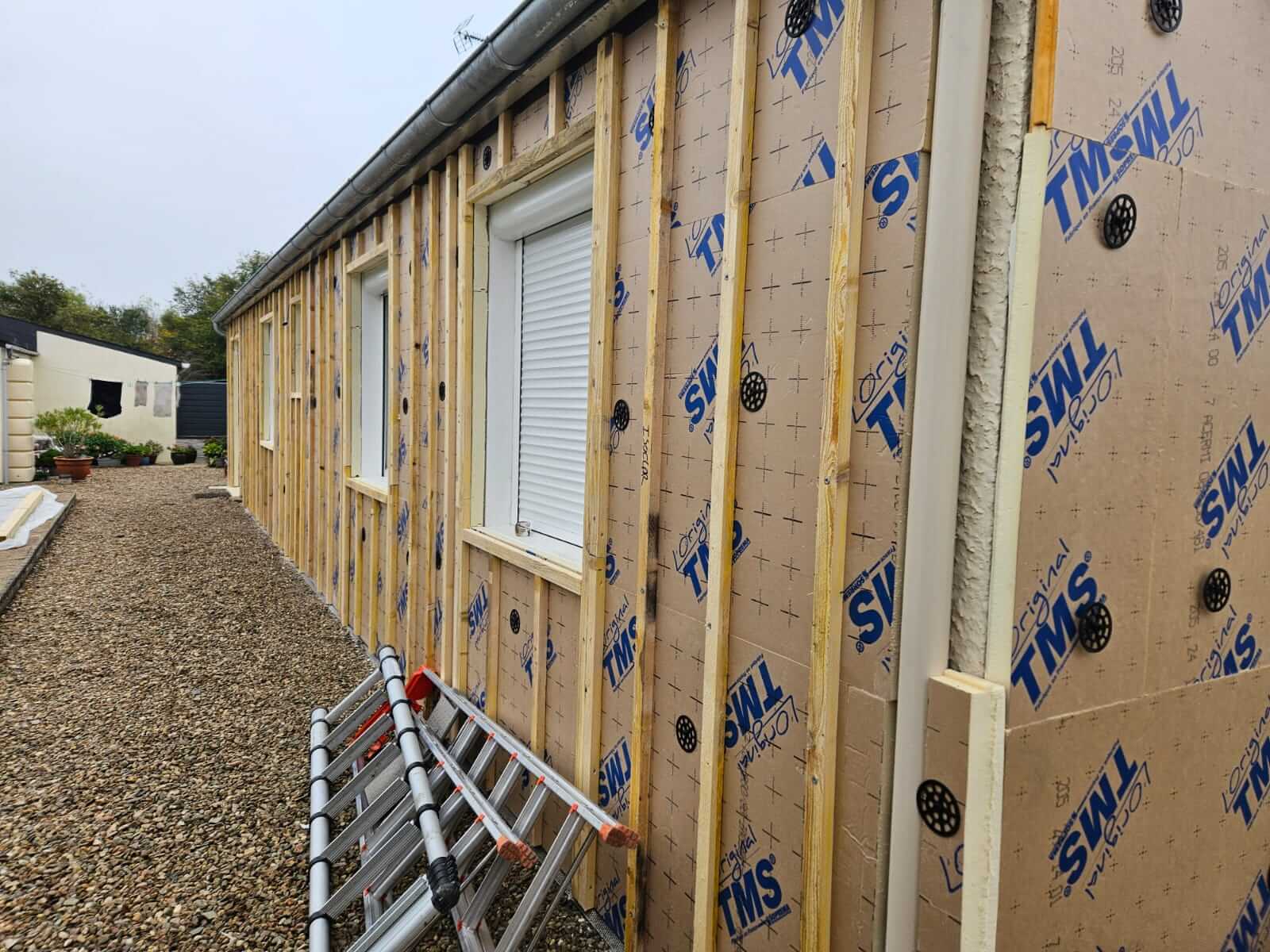 pose de l'isolant sur une maison de Mûrs Erigné