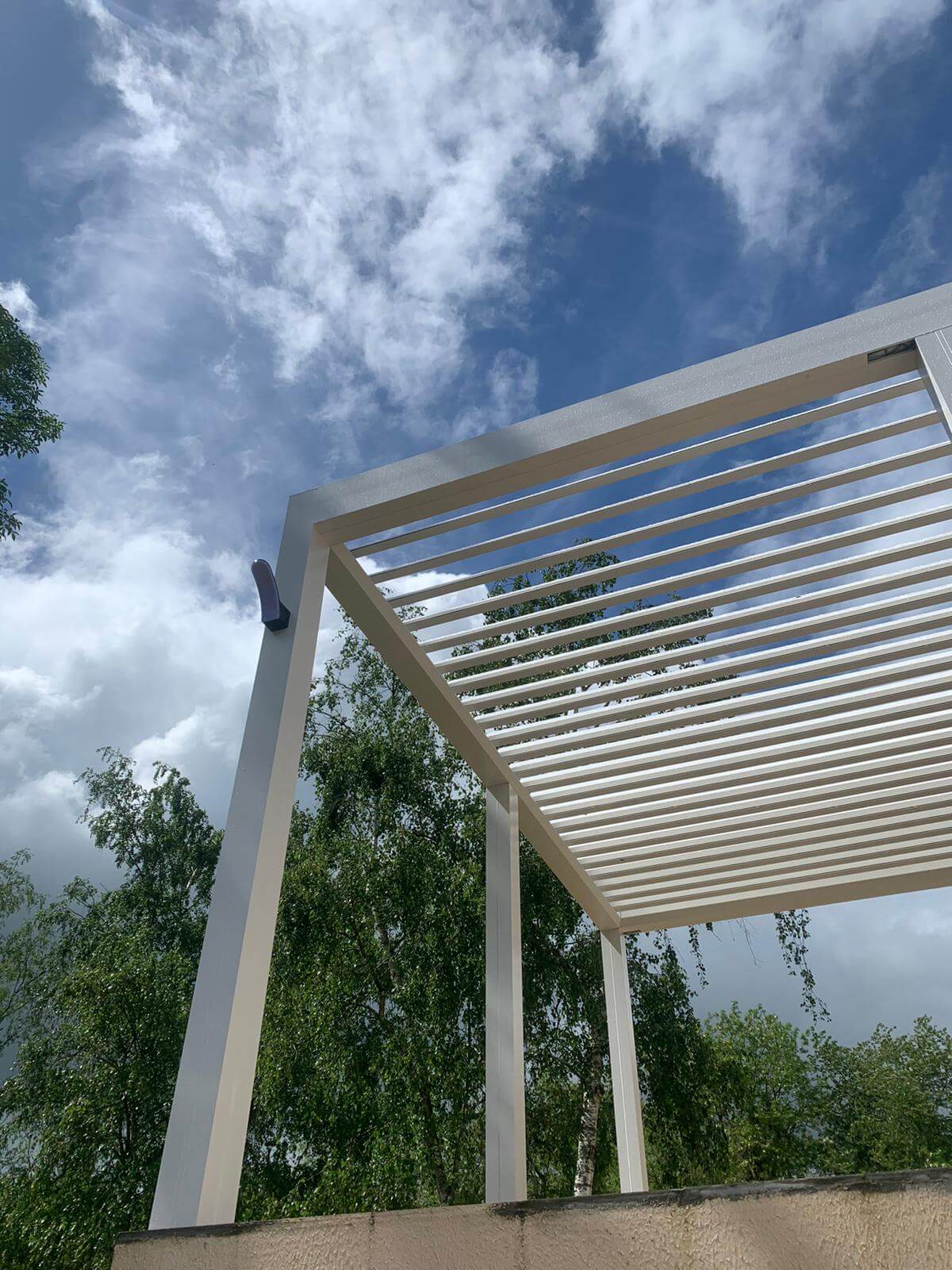 pergola-bouchemaine-blanche pergola bioclimatique à Bouchemaine