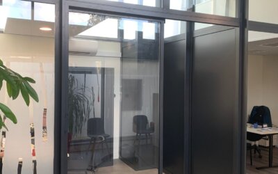 Installation de cloison vitrée à Angers pour une banque