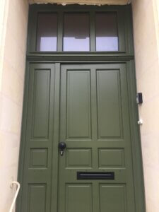 porte d'entrée en bois verte, traditionnelle, installée à Brissac (49)