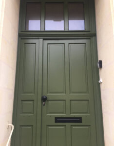 porte d'entrée en bois verte, traditionnelle, installée à Brissac (49)