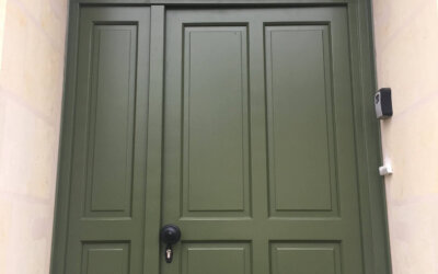Installation de porte d’entrée bois sur mesure à Brissac