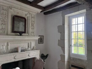 fenetre en bois dans une maison ancienne près d'Angers